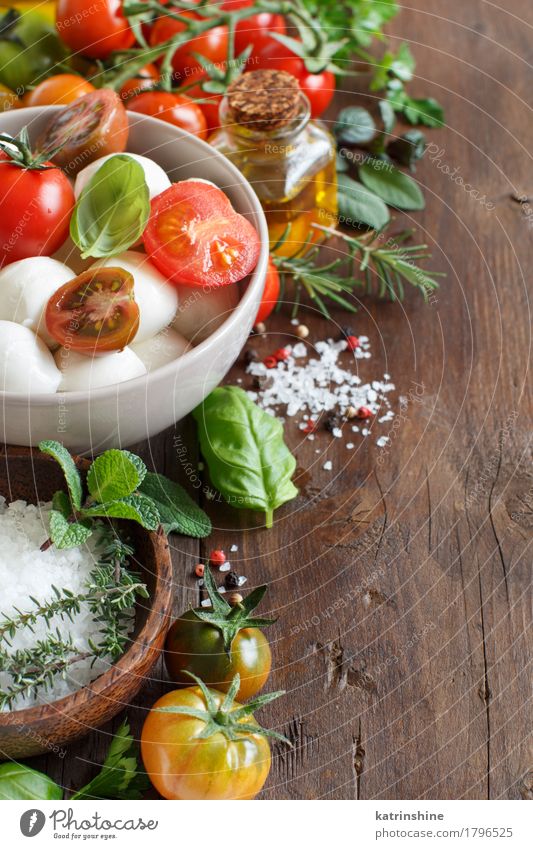 Italienische Zutaten für Caprese-Salat Käse Gemüse Kräuter & Gewürze Öl Vegetarische Ernährung Diät Italienische Küche Schalen & Schüsseln Flasche frisch