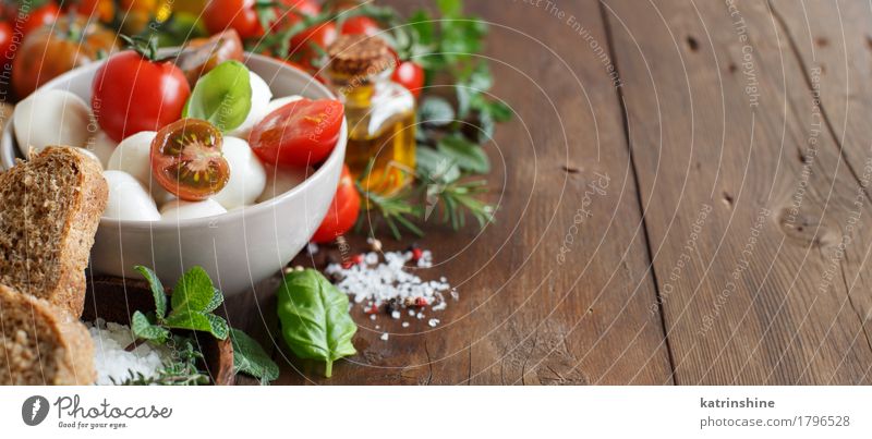 Italienische Zutaten für Caprese-Salat Käse Gemüse Brot Kräuter & Gewürze Öl Vegetarische Ernährung Diät Italienische Küche Schalen & Schüsseln Flasche frisch