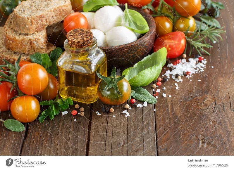 Italienische Küche ingridients Käse Gemüse Brot Kräuter & Gewürze Öl Vegetarische Ernährung Diät Schalen & Schüsseln Flasche frisch Gesundheit hell natürlich