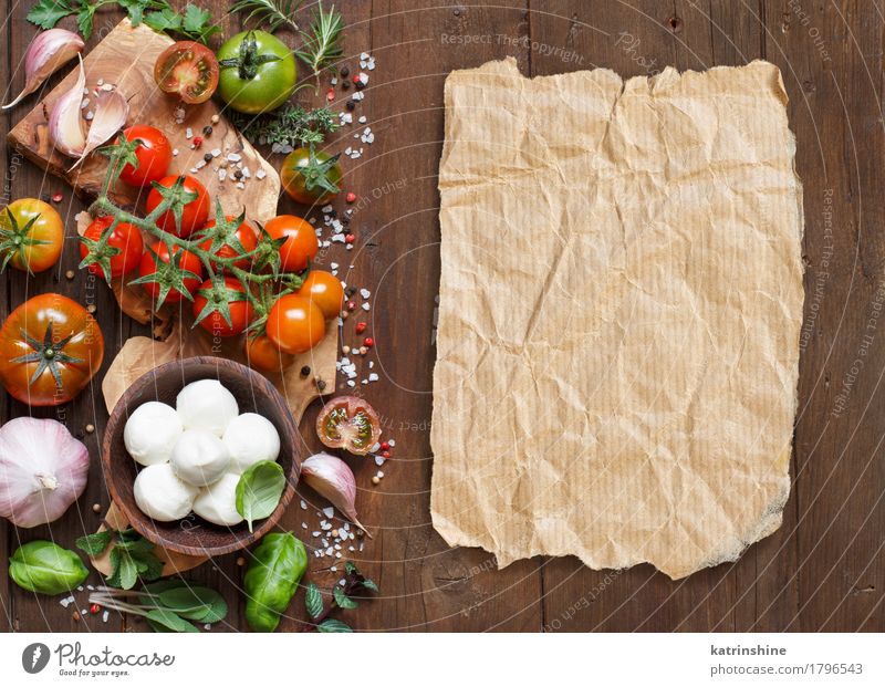 Italienische Küche ingridients Käse Gemüse Brot Kräuter & Gewürze Öl Vegetarische Ernährung Diät Schalen & Schüsseln Flasche Papier frisch hell natürlich braun