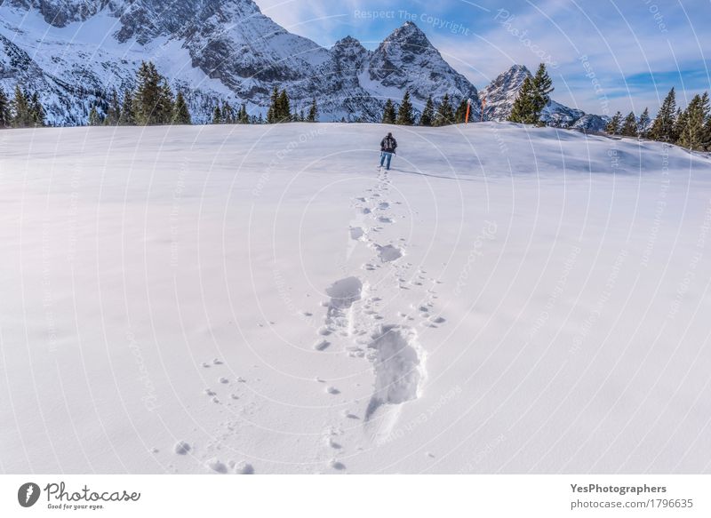 Mann, der durch Schnee auf eine Bergspitze geht Tourismus Winter Berge u. Gebirge Erwachsene 1 Mensch Natur Landschaft Alpen Fußspur blau weiß alpin