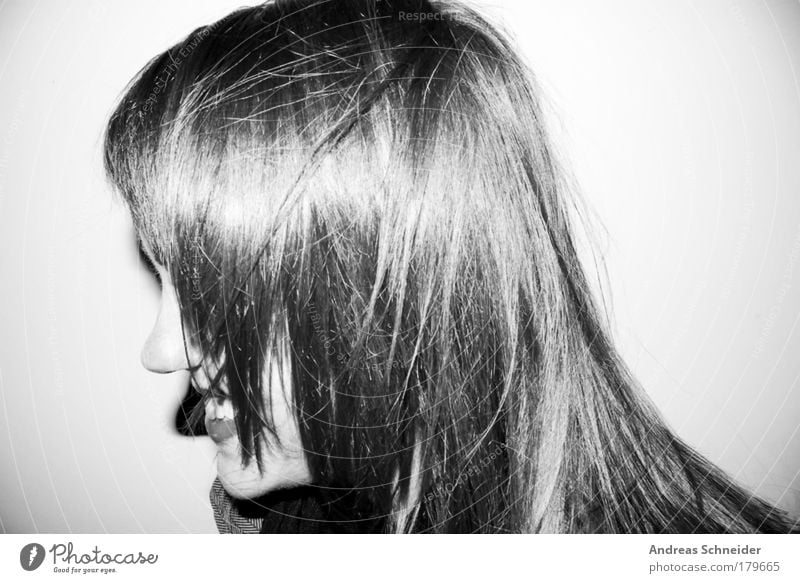 LIdia im Licht Schwarzweißfoto Außenaufnahme Hintergrund neutral Nacht Blitzlichtaufnahme Porträt Profil Mensch feminin Junge Frau Jugendliche Leben Kopf