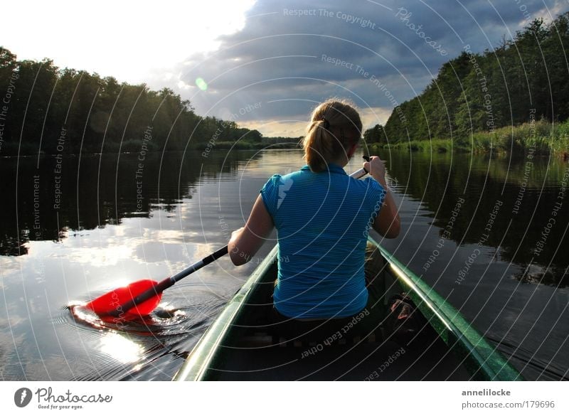 still ruht der See Freizeit & Hobby Kanusport Tourismus Ausflug Abenteuer Expedition Wassersport Junge Frau Jugendliche Erwachsene Rücken 18-30 Jahre Landschaft