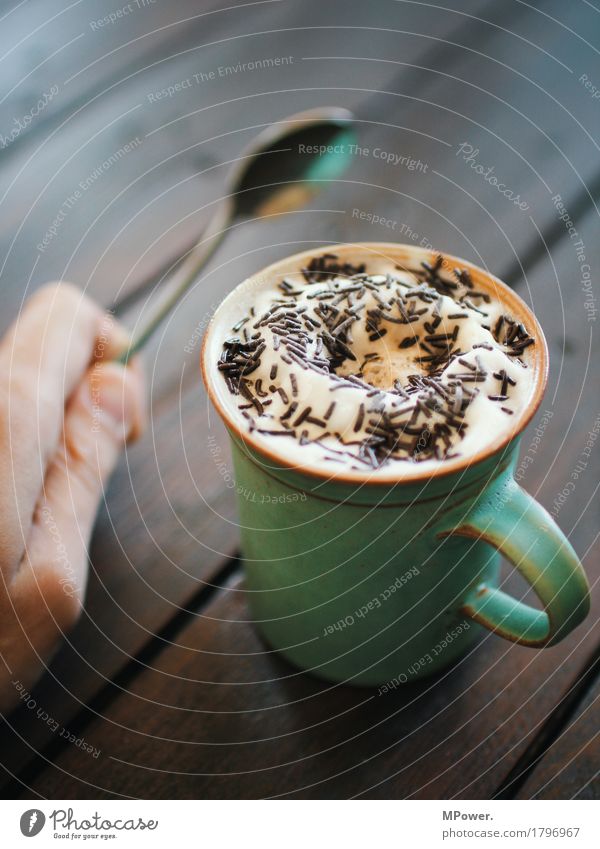 heiße schoki Lebensmittel Ernährung Kaffeetrinken Getränk Heißgetränk Milch Kakao Latte Macchiato hell Erholung Schaum Tasse süß Löffel Hand Schokoladenstreusel