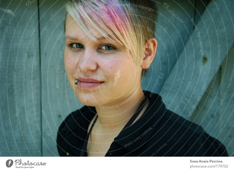Migräne für Deutschland feminin Junge Frau Jugendliche Haare & Frisuren Gesicht 1 Mensch Mauer Wand T-Shirt Piercing glänzend genießen leuchten Blick