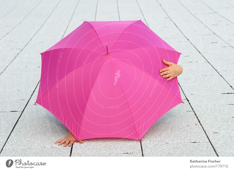 Surprise Surprise Hand 1 Mensch Sommer Stein Beton rosa weiß Regenschirm Sonnenschirm Asphalt spaßig verstecken Wetter Versteck Kunst Schutz Platz Straße