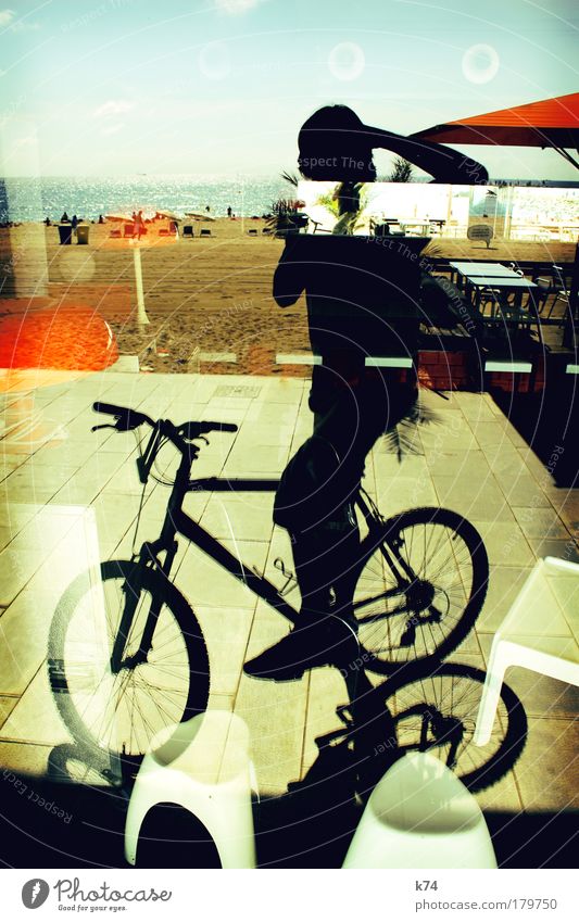 Fahrrad Farbfoto Außenaufnahme Tag Kontrast Reflexion & Spiegelung Restaurant Bar Cocktailbar Strandbar Lounge Mensch Mann Erwachsene 1 Fahrradfahren