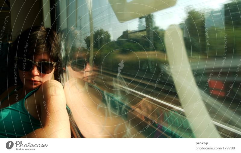 S-Bahn Kundin Farbfoto Mensch feminin Junge Frau Jugendliche Erwachsene fahren Passagier Eisenbahn Ferien & Urlaub & Reisen Geschwindigkeit Sonnenbrille
