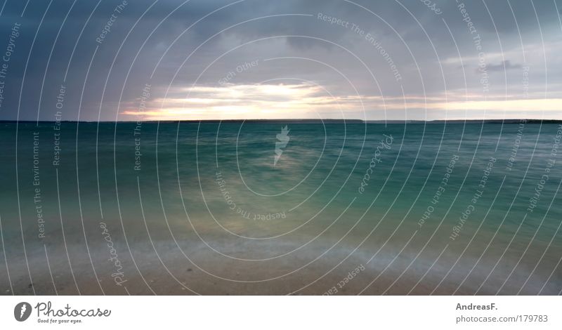 Wind und Wetter Farbfoto Außenaufnahme Textfreiraum unten Abend Dämmerung Sonnenuntergang Langzeitbelichtung Bewegungsunschärfe Sommer Strand Wellen Segeln