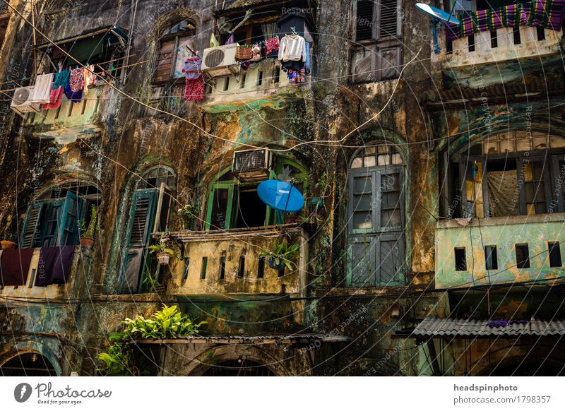 Häuserfront in Yangon Tourismus Wohnung Haus Renovieren Rangun Myanmar Hauptstadt Stadtzentrum Altstadt Gebäude Fassade alt authentisch dreckig kaputt Asien