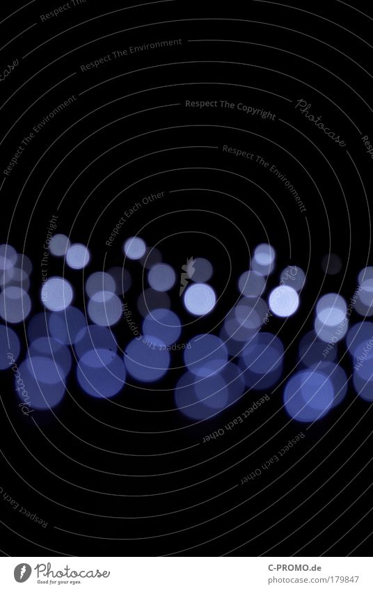 dancing blue light dots I Farbfoto Studioaufnahme Experiment abstrakt Textfreiraum oben Textfreiraum unten Licht Lichterscheinung Unschärfe Veranstaltung Show