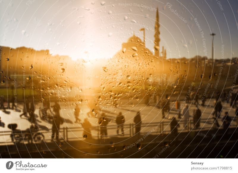 Die Moschee spiegelt sich im Fenster wider. Landschaft Regen Stadt Gebäude Tropfen gelb Islam die Religion die Moschee die Sonne Osten Asien Truthahn Istanbul