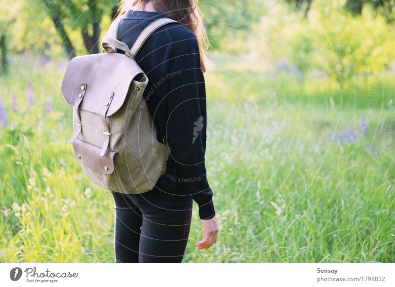 Junge Frau, die im Park mit Rucksack wandert Glück schön Ausflug Sommer Sonne wandern Schule Mensch Mädchen Erwachsene Jugendliche Natur Straße Leder Lächeln