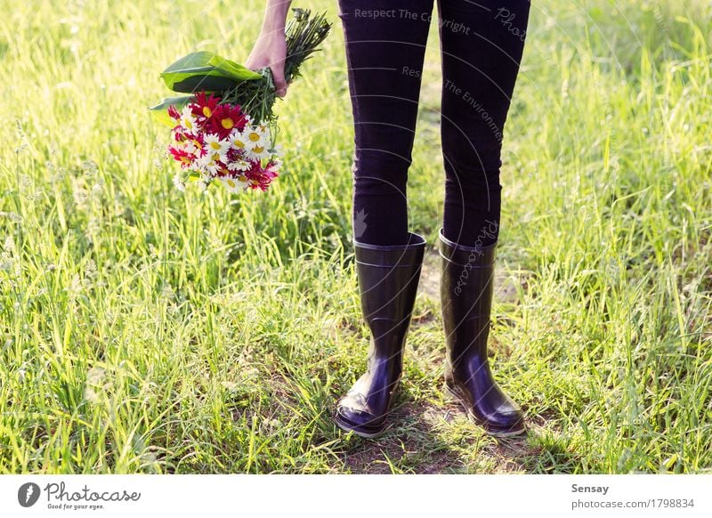 Mädchen in den Regenstiefeln mit den Blumen im Freien schön Sommer Frau Erwachsene Hand Natur Herbst Mode Leder Schuhe Stiefel gelb grün weiß anhaben