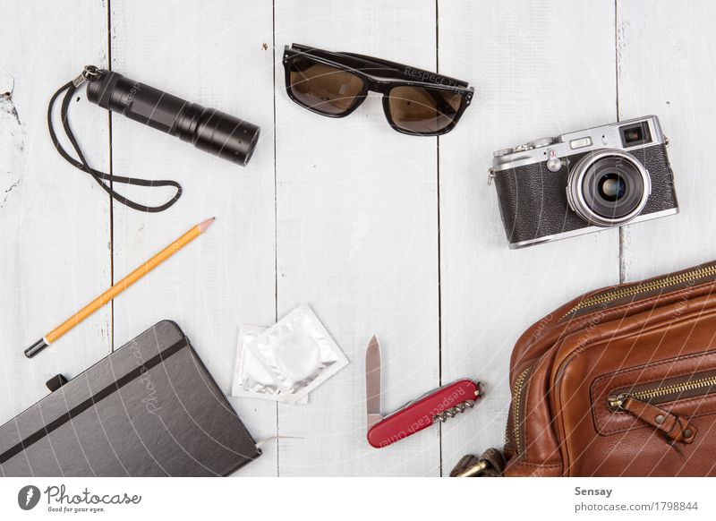 Tourismuskonzept - Satz des kühlen Materials mit Kamera auf Holztisch Lifestyle Leben Ferien & Urlaub & Reisen Ausflug Sommer Fotokamera Accessoire Sonnenbrille