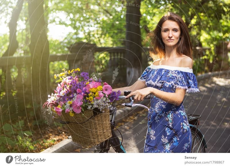 Mädchen mit einem Fahrrad und einem Korb von Blumen Glück schön Körper Ferien & Urlaub & Reisen Ausflug Sommer Sonne Mensch Frau Erwachsene Natur Landschaft