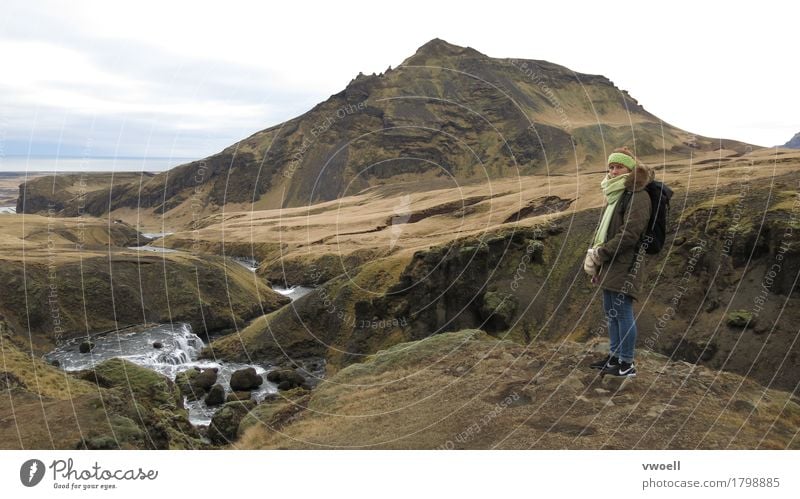 Island wandern hiking Mensch feminin 1 Natur Landschaft Herbst Wetter schlechtes Wetter Moos Hügel Felsen Berge u. Gebirge island Vulkan Insel Fluss atmen