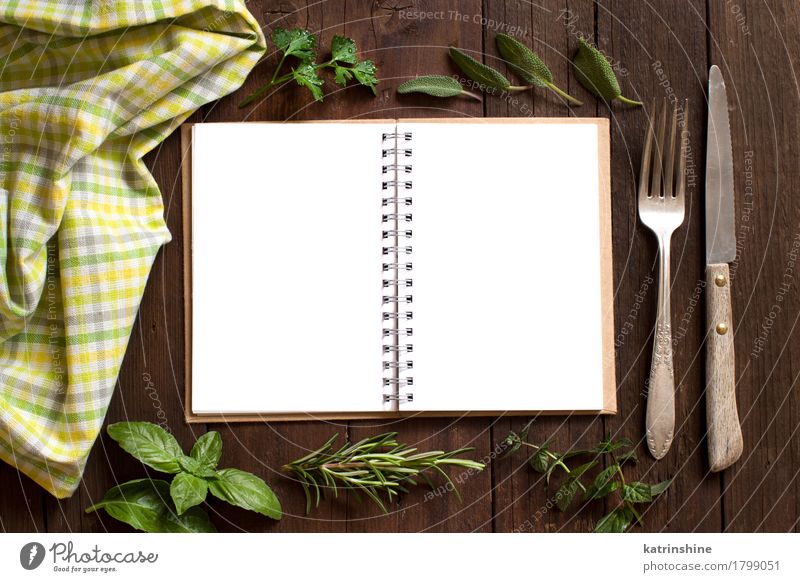 Leeres kochendes Rezeptbuch mit Gabel, Messer, Kräutern und Serviette Kräuter & Gewürze Papier braun gelb grün Hintergrund blanko Notebook Essen zubereiten leer