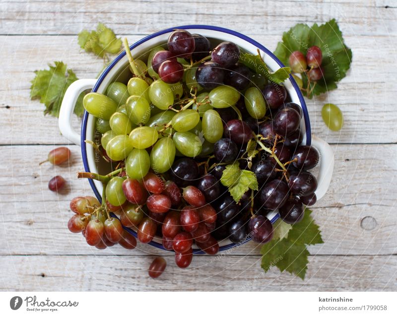 Weiße, rote und blaue Trauben in einer Schüssel Frucht Ernährung Schalen & Schüsseln Tisch dunkel frisch retro grau grün Ackerbau Beeren Lebensmittel