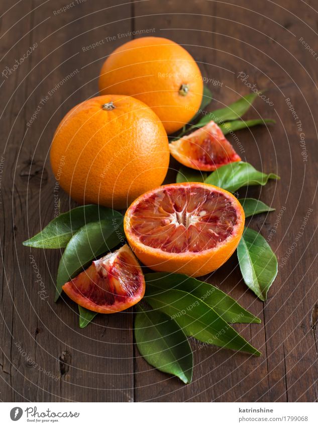 Frische sizilianische Orangen mit Blättern Lebensmittel Frucht Vegetarische Ernährung Diät exotisch Blatt alt frisch hell natürlich retro saftig gelb grün Farbe