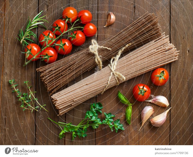 Artisan italienische Spaghetti, Tomaten und Kräuter Gemüse Teigwaren Backwaren Kräuter & Gewürze Ernährung Tisch braun grün rot Land Essen zubereiten