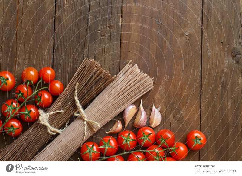 Zwei Arten von Spaghetti, Tomaten und Knoblauch Gemüse Teigwaren Backwaren Ernährung Tisch braun rot Land Essen zubereiten kulinarisch Lebensmittel Zutaten