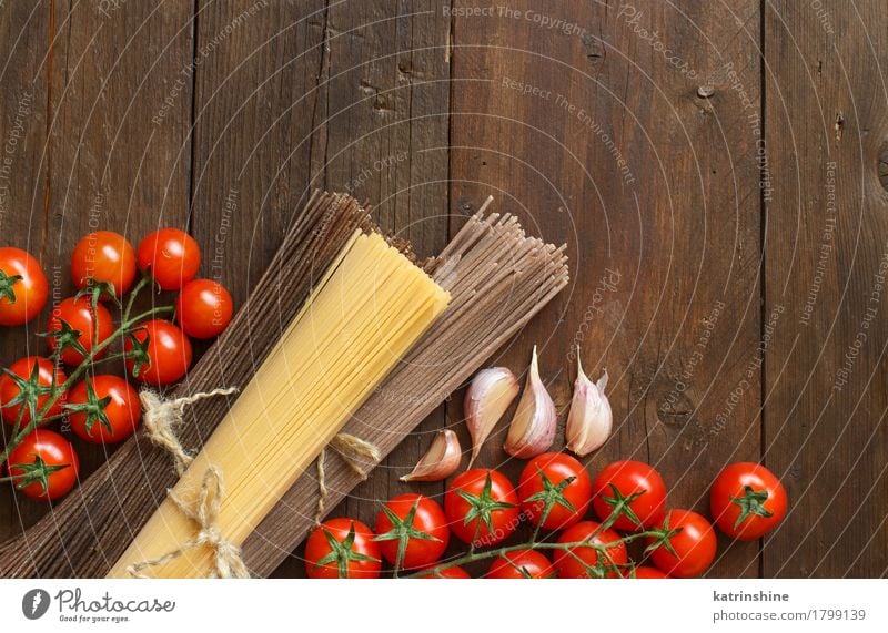 Drei Arten von Spaghetti, Tomaten und Knoblauch Gemüse Teigwaren Backwaren Ernährung Italienische Küche Tisch braun rot Land Essen zubereiten kulinarisch
