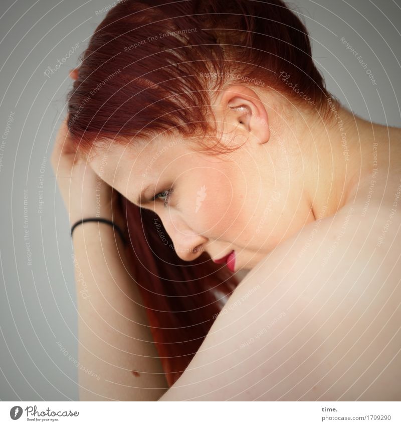 . feminin 1 Mensch Schmuck Haare & Frisuren rothaarig langhaarig Zopf beobachten Bewegung festhalten Blick ästhetisch schön selbstbewußt Willensstärke