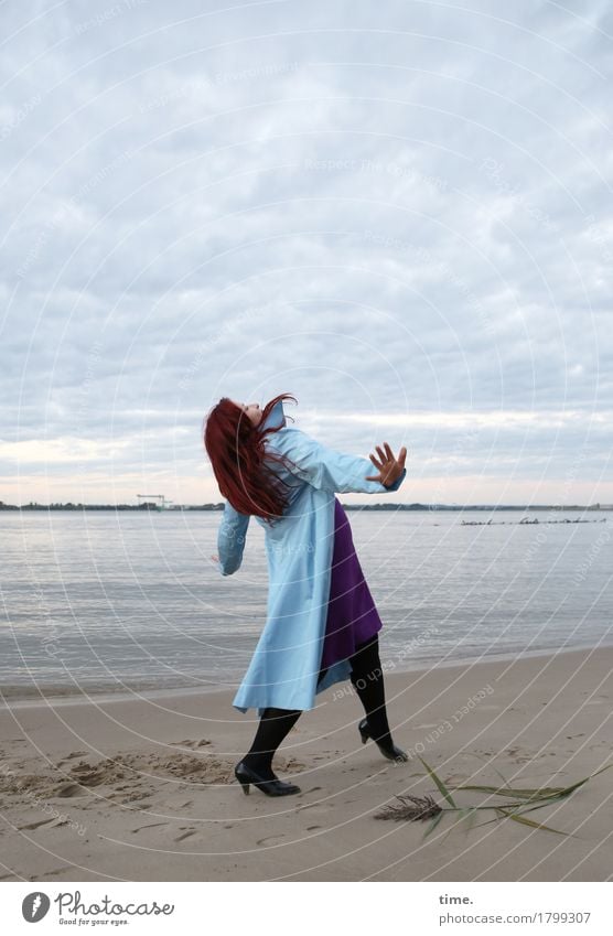 . feminin 1 Mensch Kunst Schauspieler Tanzen Tänzer Himmel Küste Strand Kleid Mantel rothaarig langhaarig Bewegung gehen Blick wandern lustig schön selbstbewußt