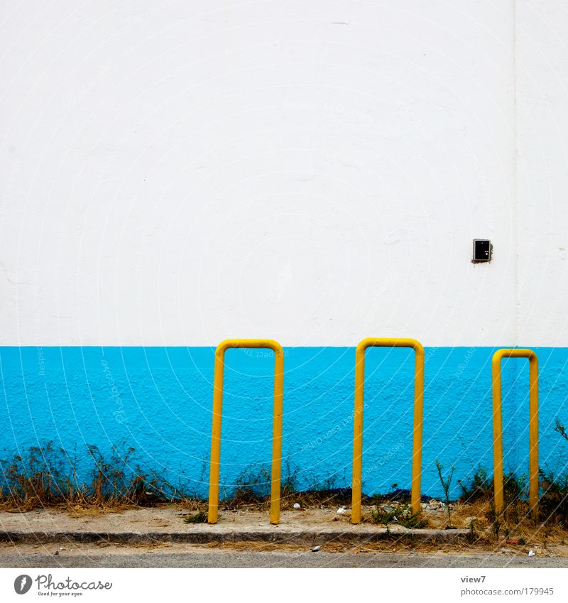 Fahrradständer mehrfarbig Detailaufnahme Menschenleer Textfreiraum oben Starke Tiefenschärfe Zentralperspektive Mauer Wand Fassade Metall authentisch einfach