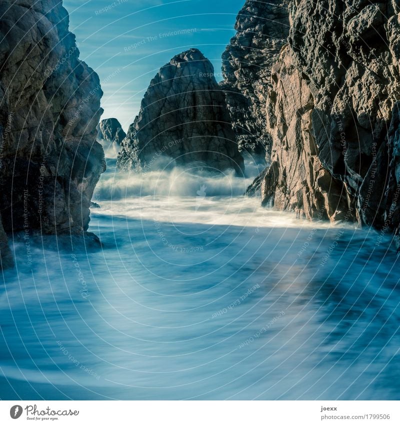 Ursa Sommer Strand Meer Wellen Natur Wasser Schönes Wetter Felsen Küste Flüssigkeit gigantisch groß weich blau braun weiß Farbfoto Außenaufnahme Menschenleer