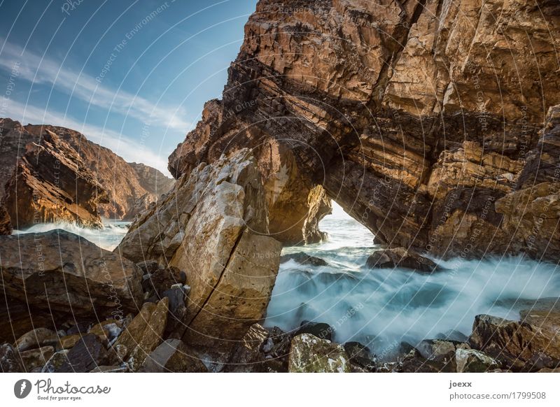 Das innere Licht Landschaft Wasser Schönes Wetter Felsen Wellen Küste groß hoch blau braun Ursa Farbfoto Außenaufnahme Menschenleer Tag Schatten