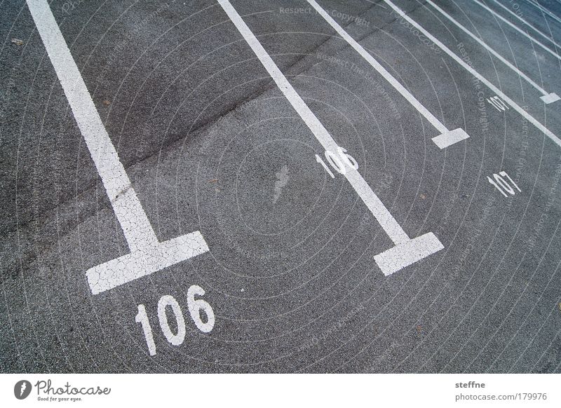 106 | 107 Außenaufnahme Experiment Menschenleer Autofahren Parkplatz Parkplatznummer Frauenparkplatz parken Ziffern & Zahlen