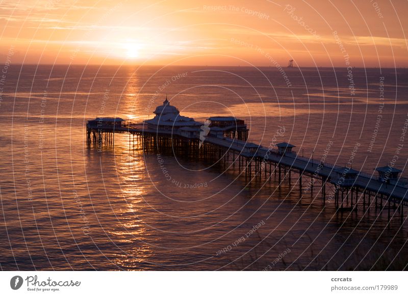 Sonnenaufgang über dem Pier Llandudno Farbfoto Außenaufnahme Strukturen & Formen Menschenleer Morgen Morgendämmerung Tag Silhouette Reflexion & Spiegelung