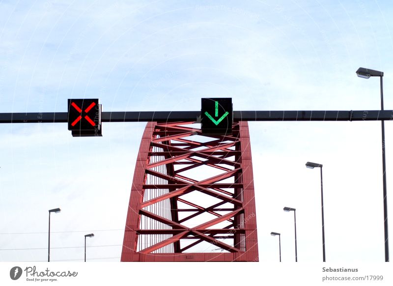 Brücke der Solidarität Verkehrszeichen Laterne Duisburg Rhein Fluss Pfeil grün Kreuz rot