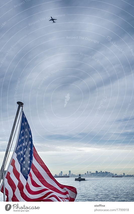 New England Patriots Wasser Wolken Boston fliegen USA Fahne Stars and Stripes Flugzeug Fähre Bootsfahrt Ferien & Urlaub & Reisen Tourismus Hafenrundfahrt