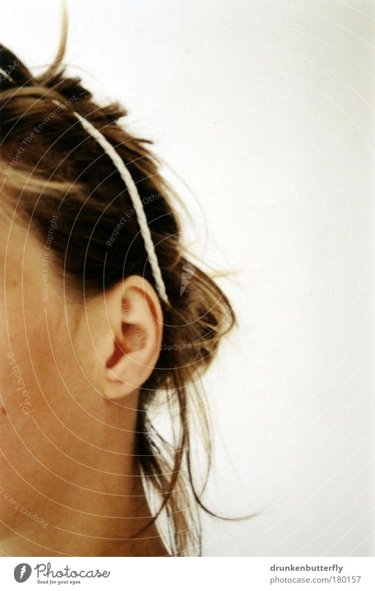halbseitig Farbfoto Innenaufnahme Halbprofil Haut Mensch feminin Kopf Haare & Frisuren Ohr Haarreif brünett langhaarig braun weiß Identität verborgen Hälfte