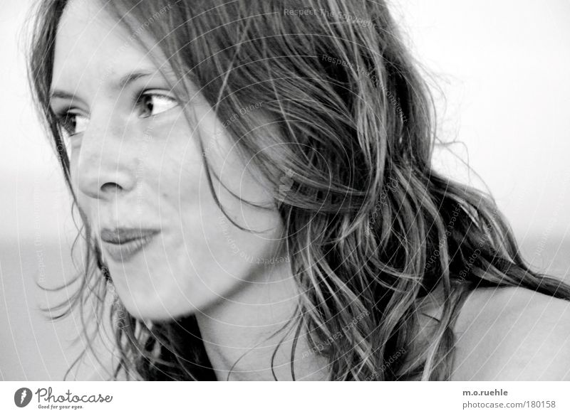 momo Schwarzweißfoto Außenaufnahme Textfreiraum rechts Dämmerung Porträt Vorderansicht Halbprofil Wegsehen Mensch feminin Junge Frau Jugendliche Kopf