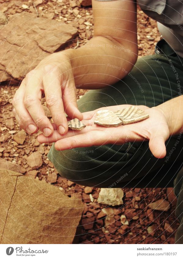Indian Pottery. Haut Hand Finger 1 Mensch Kunst Natur Dekoration & Verzierung Stein alt dreckig authentisch historisch Arizona Wupatki Scherbe Töpferwaren