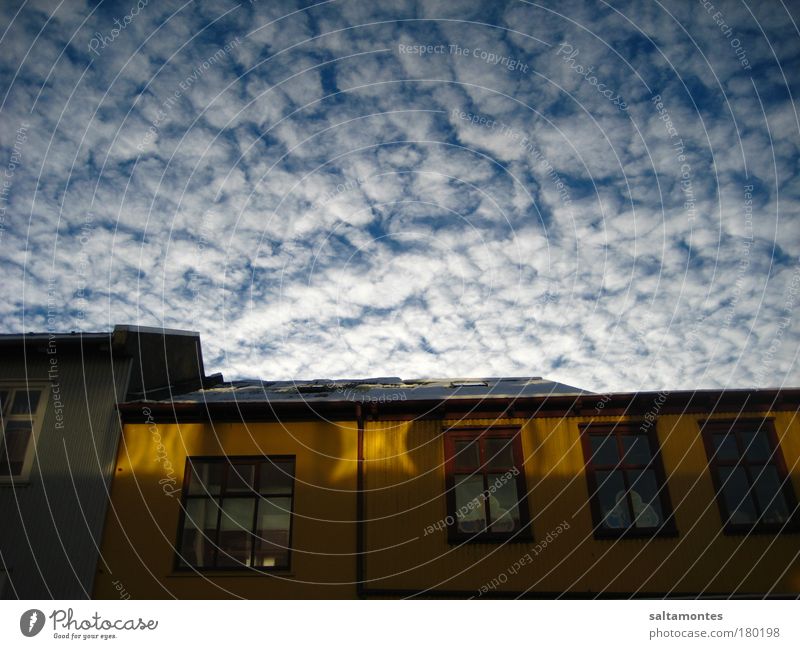 pretty Laugavegur Farbfoto Außenaufnahme Abend Reflexion & Spiegelung Froschperspektive Himmel Wolken Sonnenlicht Schönes Wetter Haus Fenster Dach fantastisch
