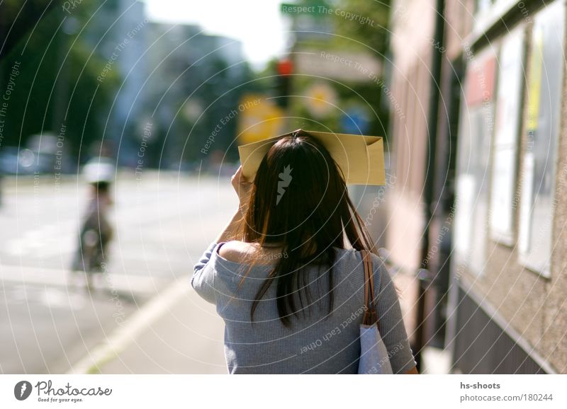 geblendet durch die sonne Farbfoto Tag Sonnenlicht Mensch feminin Junge Frau Jugendliche 1 18-30 Jahre Erwachsene Schönes Wetter Wärme Stadt Verkehrswege