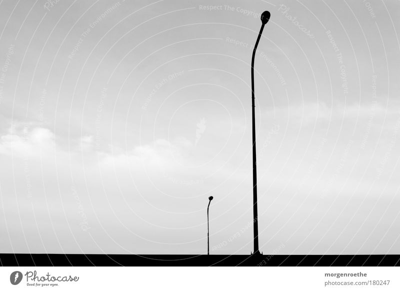 einsames dasein Schwarzweißfoto Außenaufnahme Menschenleer Textfreiraum links Technik & Technologie schwarz Laterne minimalistisch Linie parallel Himmel einzeln