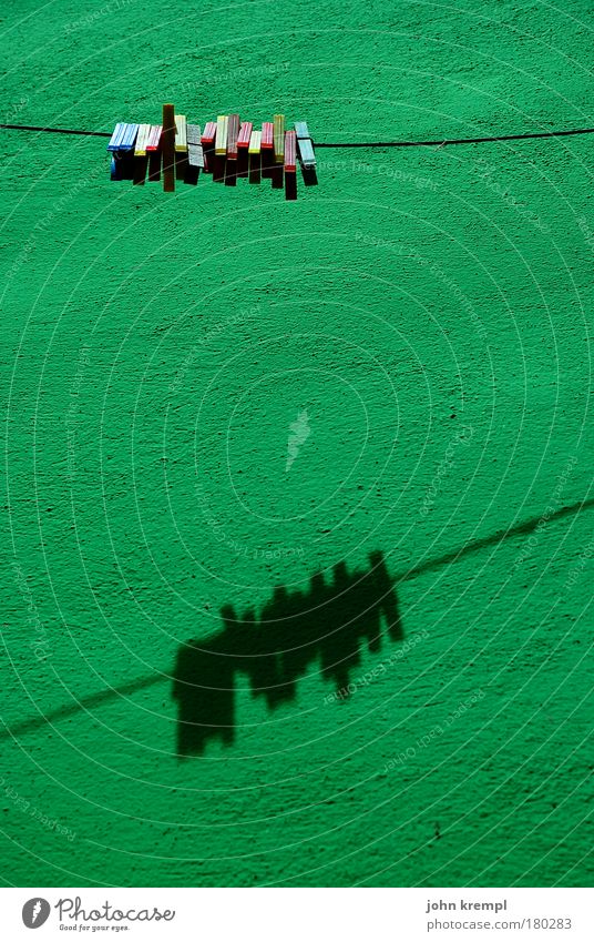 online community Farbfoto Außenaufnahme Menschenleer Textfreiraum Mitte bosa Sardinien Italien Dorf Bauwerk Gebäude Mauer Wand Fassade Wäscheklammern kluppen