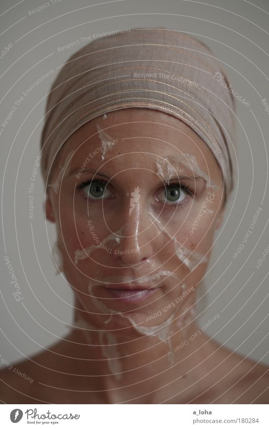 metamorphose Gedeckte Farben Innenaufnahme Experiment Tag Schwache Tiefenschärfe Porträt Blick in die Kamera Körperpflege Haut Gesicht Kosmetik Mensch feminin