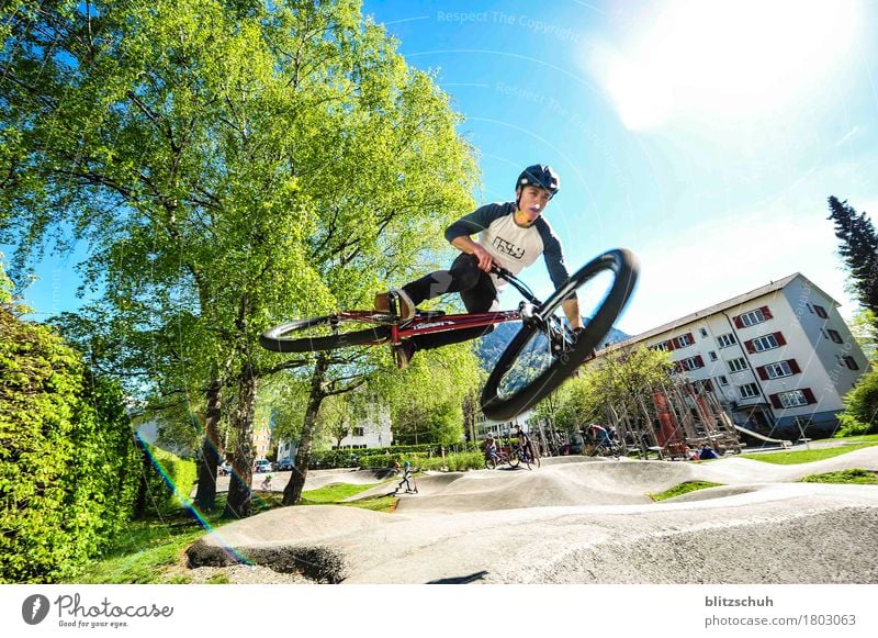 Pumptrack Whip Sport Fahrradfahren Mountainbike Dirtbike Chur Schweiz Fitness fliegen springen sportlich unten wild Freude Freizeit & Hobby Mobilität Farbfoto