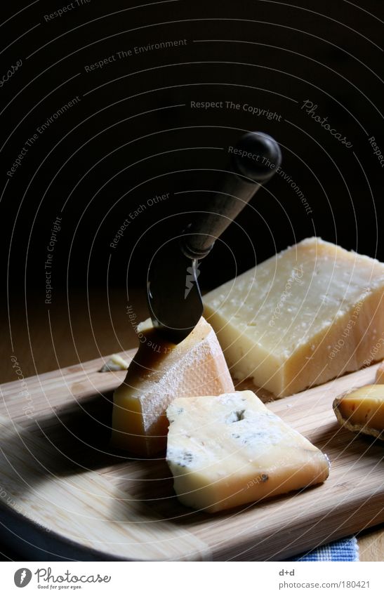 _/_ Lebensmittel Käse Milcherzeugnisse Ernährung Abendessen Messer lecker Käsemesser Schneidebrett geschnitten Feinschmecker Speise Käsescheibe Käselaib