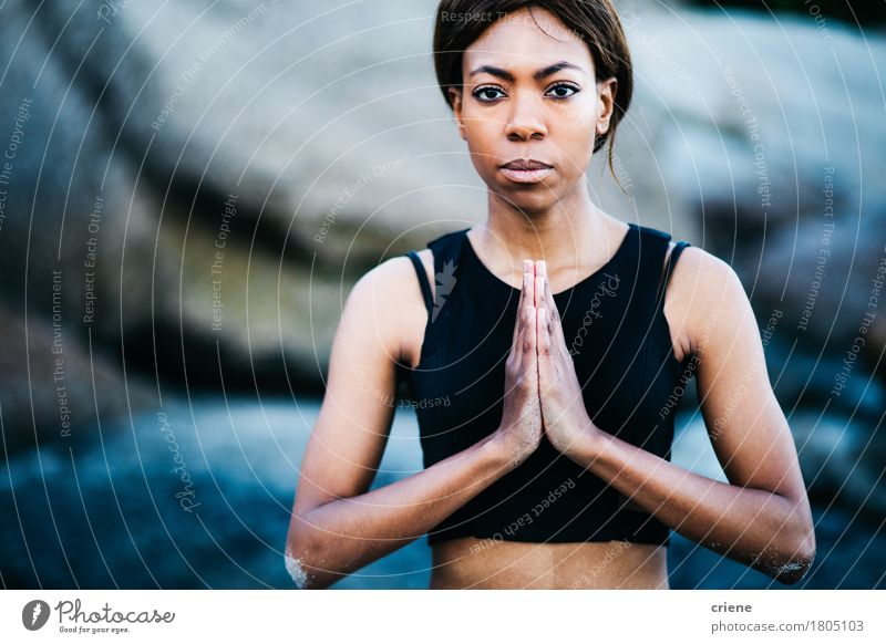 Afrikanische junge Frau, die namaste Yogahaltung tut Lifestyle Körper Freizeit & Hobby Mensch feminin Junge Frau Jugendliche 1 18-30 Jahre Erwachsene