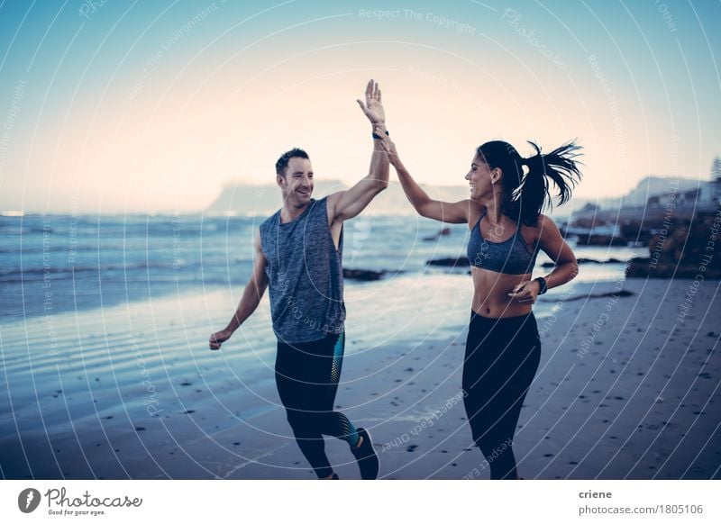 Geeignete Paare, die sich Hoch fünf geben Lifestyle Körper Gesundheit Gesundheitswesen sportlich Fitness Freizeit & Hobby Strand Sport Sport-Training Joggen
