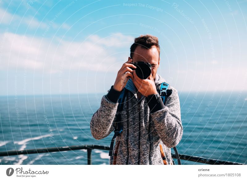 Mann, der Foto mit Weinlesekamera am Feiertag macht Lifestyle Freizeit & Hobby Ferien & Urlaub & Reisen Sommer Strand Meer Wellen Fotokamera