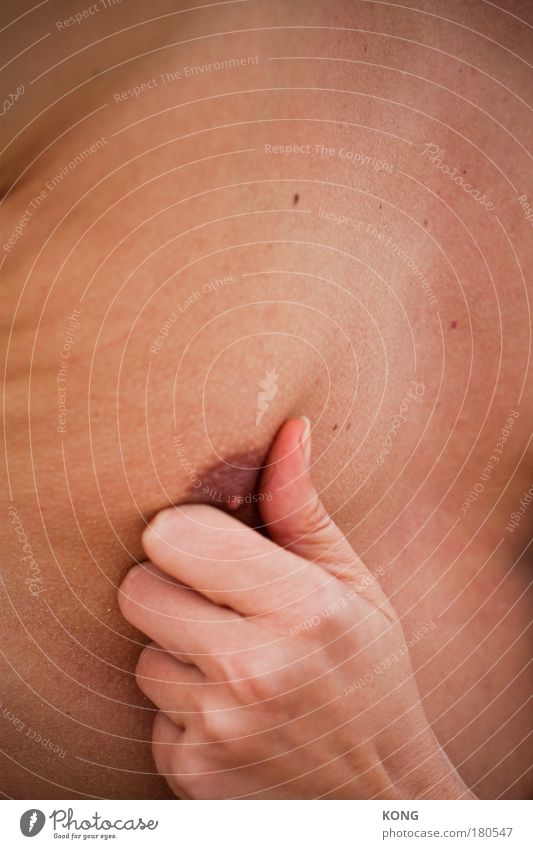 schrauben lockern Nahaufnahme Textfreiraum oben Fleisch Massage Junger Mann Jugendliche Brust Brunft berühren drehen genießen bedrohlich Fröhlichkeit lustig